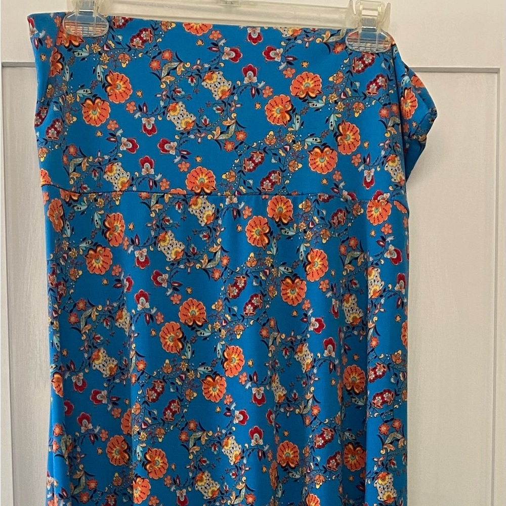 Stunning LuLaRoe Maxi skirt!  This skirt is gorgeous for fall!